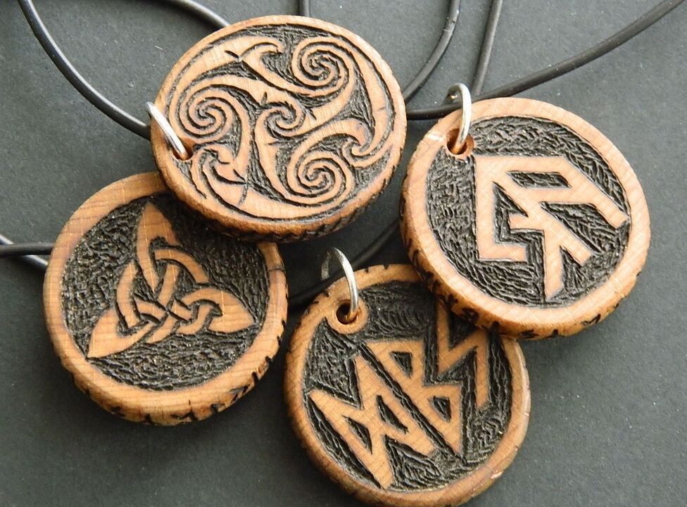 pendants ជាមួយ runes សម្រាប់សំណាងល្អ