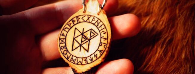 runes នៅលើ amulet នៃសំណាងល្អ