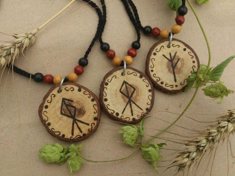 talismans ជាមួយ runes សម្រាប់ប្រាក់