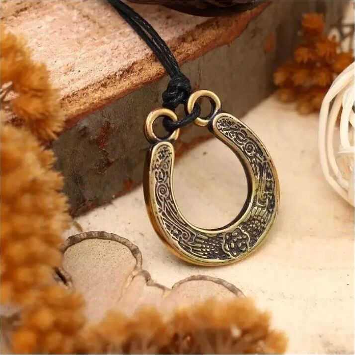 រូបមន្តនិងនិមិត្តសញ្ញា Esoteric នឹងជួយពង្រឹង amulet របស់ horseshoe